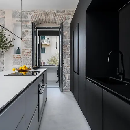 Architect's Seafront Flat Apartman